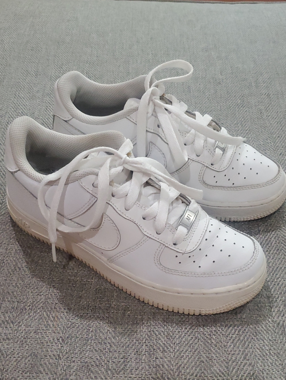 NIKE AIR FORCE 1 White Low-Top Leather Sneakers